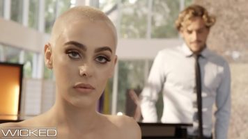 شقراء مع الصدور الجميلة استغل من قبل الرجل قرنية