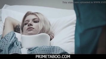 حتى على سرير المستشفى ، هذه الشابة تضاجع نفسها