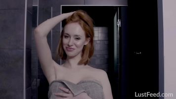 يحب الحصول على ألسنة في كس امرأة مثيرة