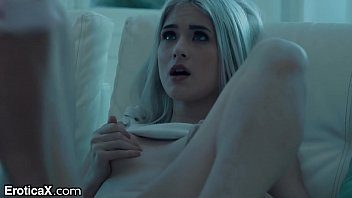 هذه الفتاة الصغيرة لديها مهبل رائع وبسيط، يمارس الجنس معها صديقها الموهوب